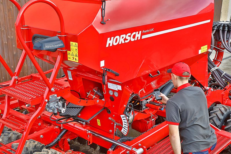 terraHORSCH 20-2020: A HORSCH Pronto 6 DC with HorschConnect antenna. With his smartphone an employee directly accesses the desired functions of the machine.