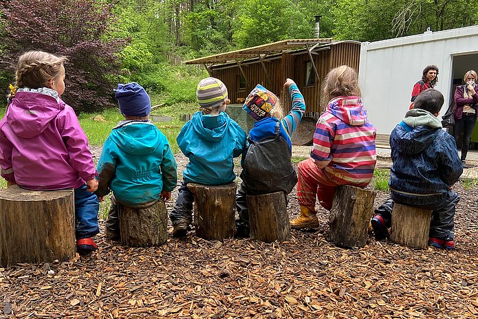 terraHORSCH issue 22-2021: The children of the Forrest Kindergarten watched when the tables and chairs for the container were delivered.