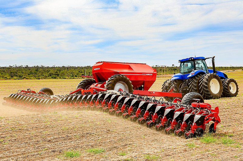 terraHORSCH issue 22-2021: Terraces in Brazil – a challenge for any machine, in the picture a Maestro 36.50 SW. As of autumn the boom control system BoomControl will show its strength in these condition.