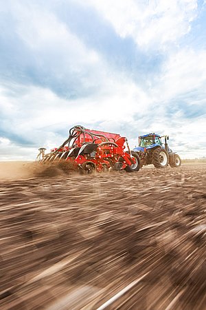 terraHORSCH Issue 22-2021: Efficiency is the key factor: depending on the crop and the conditions the Maestro 16 SX sowed with an operational speed of up to 17 km/h in the Ukraine.