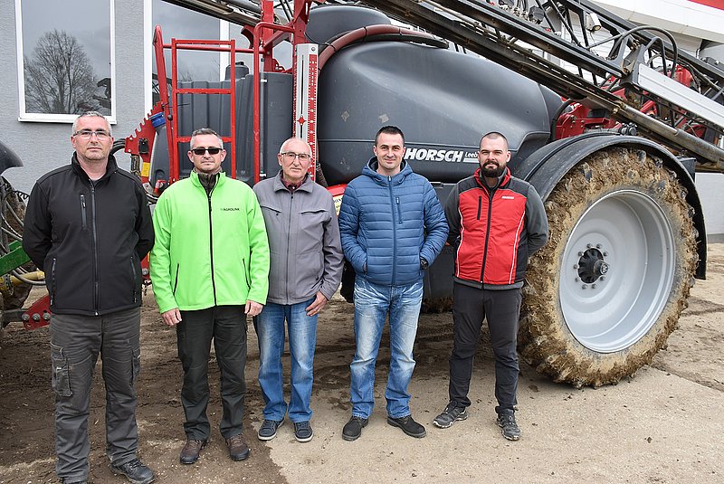 terraHORSCH issue 22-2021: František Szaxon (middle) with his sons František, Tomáš and Peter (from left to right) together with Oto Bize (right), the HORSCH area sales manager for Slovakia.