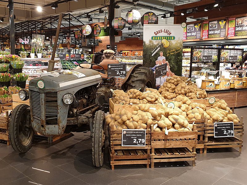 terraHORSCH EN 21-2020: The families Lütje and Gaus do not only sell their potatoes at regional markets. Again and again they initiate special campaigns, for example with a vintage tractor and their products like in this Edeka market.  