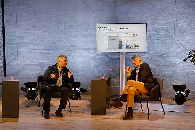 terraHORSCH Issue22-2021: There was a lively discussion between Werner Kübler (MAN Engines, left) and Michael Horsch about the future of diesel and the alternatives.