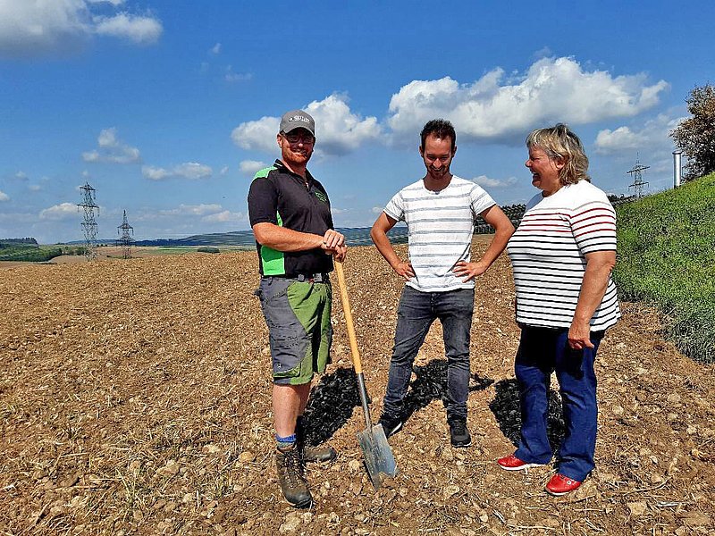  terraHORSCH EN 21-2020: Stefan Leichenauer (left) invites a lot of politicians regardless of their political affiliation to his farm. In the photo he talks to Martina Braun (right) and Jens Metzger (middle) from the Greens.