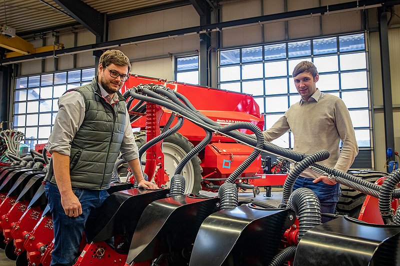 terraHORSCH EN 21-2020: Thomas Murr (left) and Michael Bindl (right) explain the details of the new Maestro generation SX and SV.