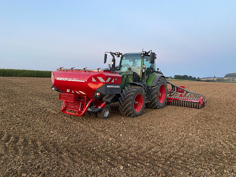 terraHORSCH 23-2021: In the future, Johann Grötzinger uses the Partner hopper to apply under seed during the last maize hoeing pass.