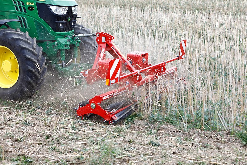 terraHORSCH 19-2019: Due to the high rotational speed the Cultro TC intensely squeezes and crushes harvest residues. 
