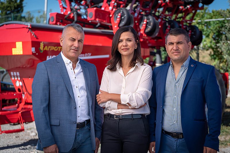 terraHORSCH EN 21-2020: They manage the family-run company Agrotron-M: Meliha Ayretlik (middle), her husband Mehmed Yumerov (le.) and her brother Metin Ayretlik. 