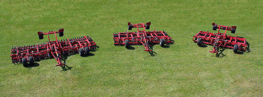 TerraHORSCH 20-2020: An example for the different equipment versions of the Joker RT (f.l.t.r.): Joker 8 RT with double RingFlex packer, Crossbar and double support wheels. The Joker 6 RT (hydraulically adjustable) and 5 RT (mechanically adjustable) are equipped with double RollPack packer, knife roller and single support wheels.