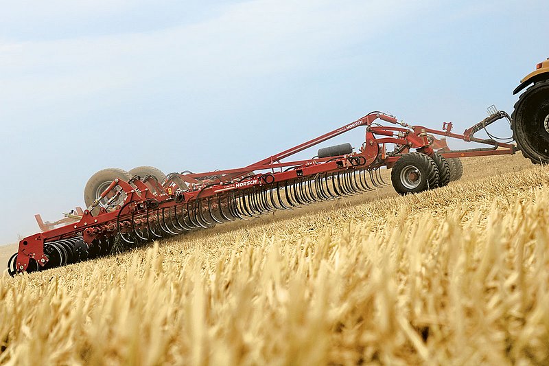 Image terraHorsch Issue 18-2019. Flagship: With a working width of 12 meter the HORSCH Cruiser 12 XL is the largest spring tine fine cultivator on the market.