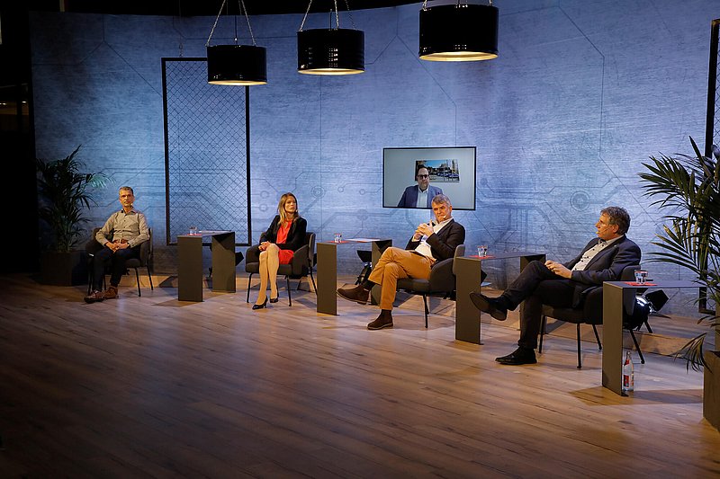 terraHORSCH Issue 22-2021: The HORSCH Live studio could easily compete with some large TV studio. The picture shows the panel discussion about the marketing of organic cereals.