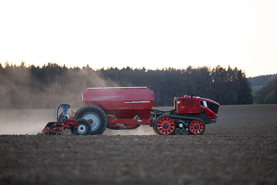 terraHORSCH issue 22-2021: Gather experiences in the field – the robot with a mounted Maestro 24 SV.
