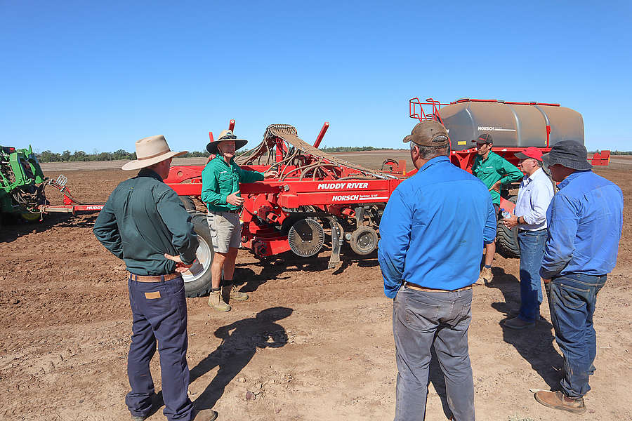 terraHORSCH issue 22-2021: Peter Jack speaking with local growers at Sprinter NT demonstration day