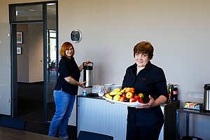 terraHORSCH 20-2020: Olga Eichholz (right) and Lea Bieber (left) prepare the conference rooms for the visitors.
